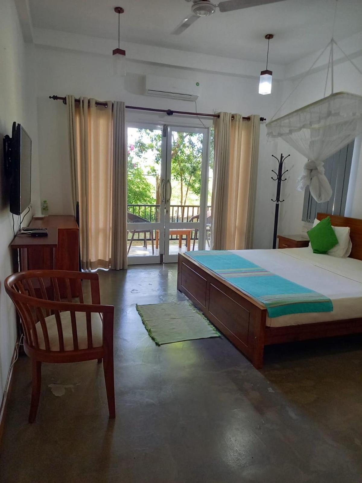 Blue Sands Beach Resort Passikudah Bagian luar foto